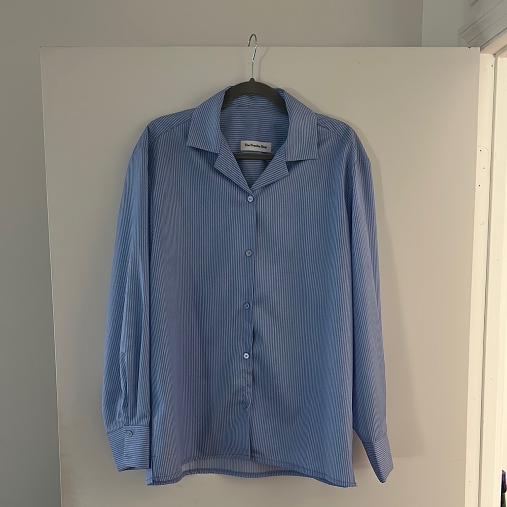 The Frankie Shop NOAH PADDED BUTTON UP SHIRT - BLUE PINSTRIPE
ADD TO WISHLIST